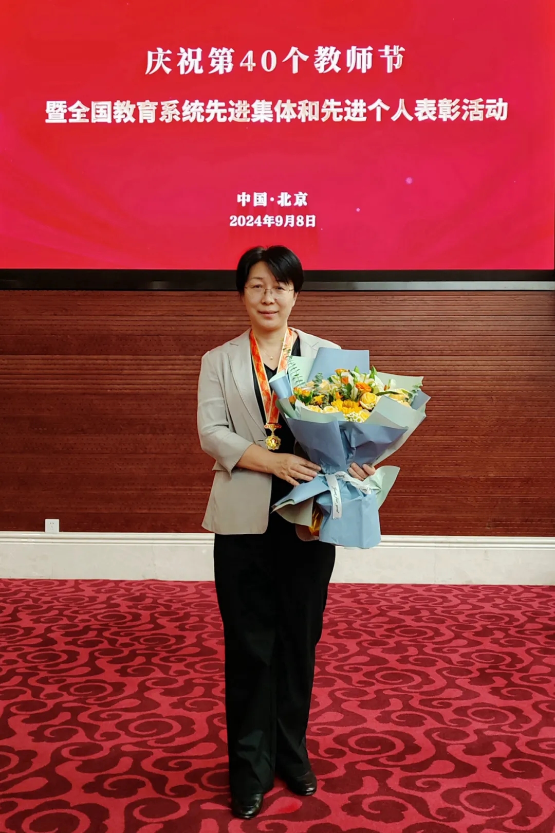 躬耕杏坛育桃李 春风化雨铸师魂——3003新葡的京集团网址2024年优秀教师风采展