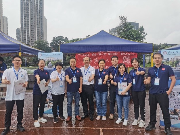 3003新葡的京集团网址到柳州高级中学参加广西普通高校招生咨询会