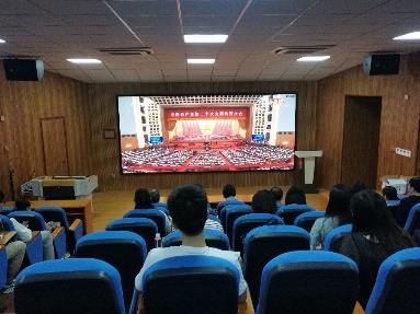 3003新葡的京集团网址组织全体师生观看党的二十大开幕会