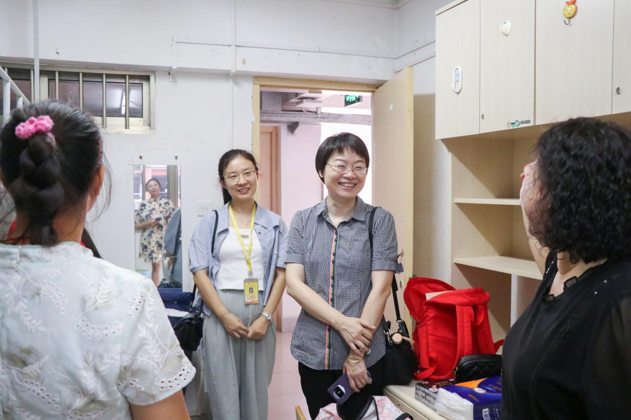 以心暖“新”——新葡的京官网领导深入宿舍走访慰问24级新生