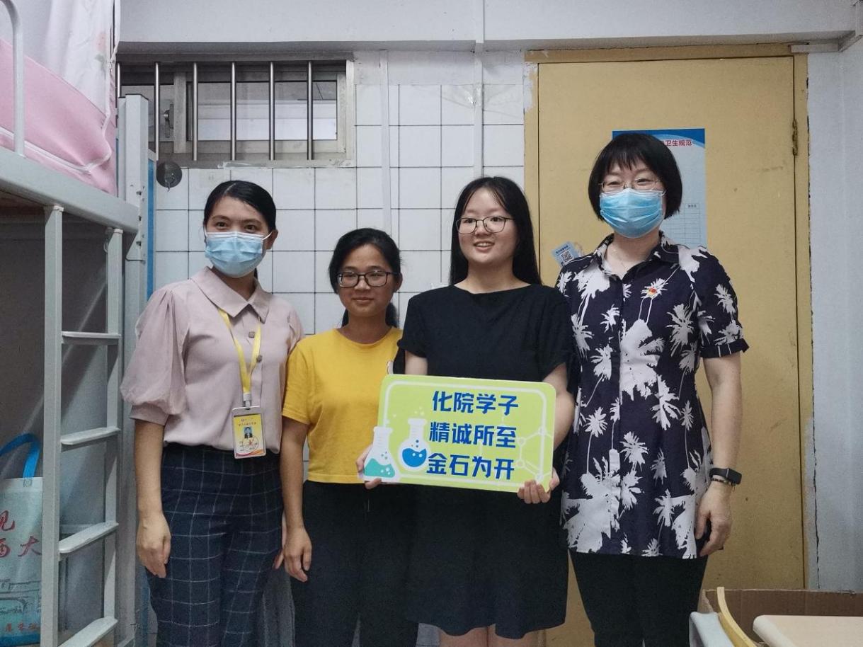 3003新葡的京集团网址领导带队走访2022级新生宿舍
