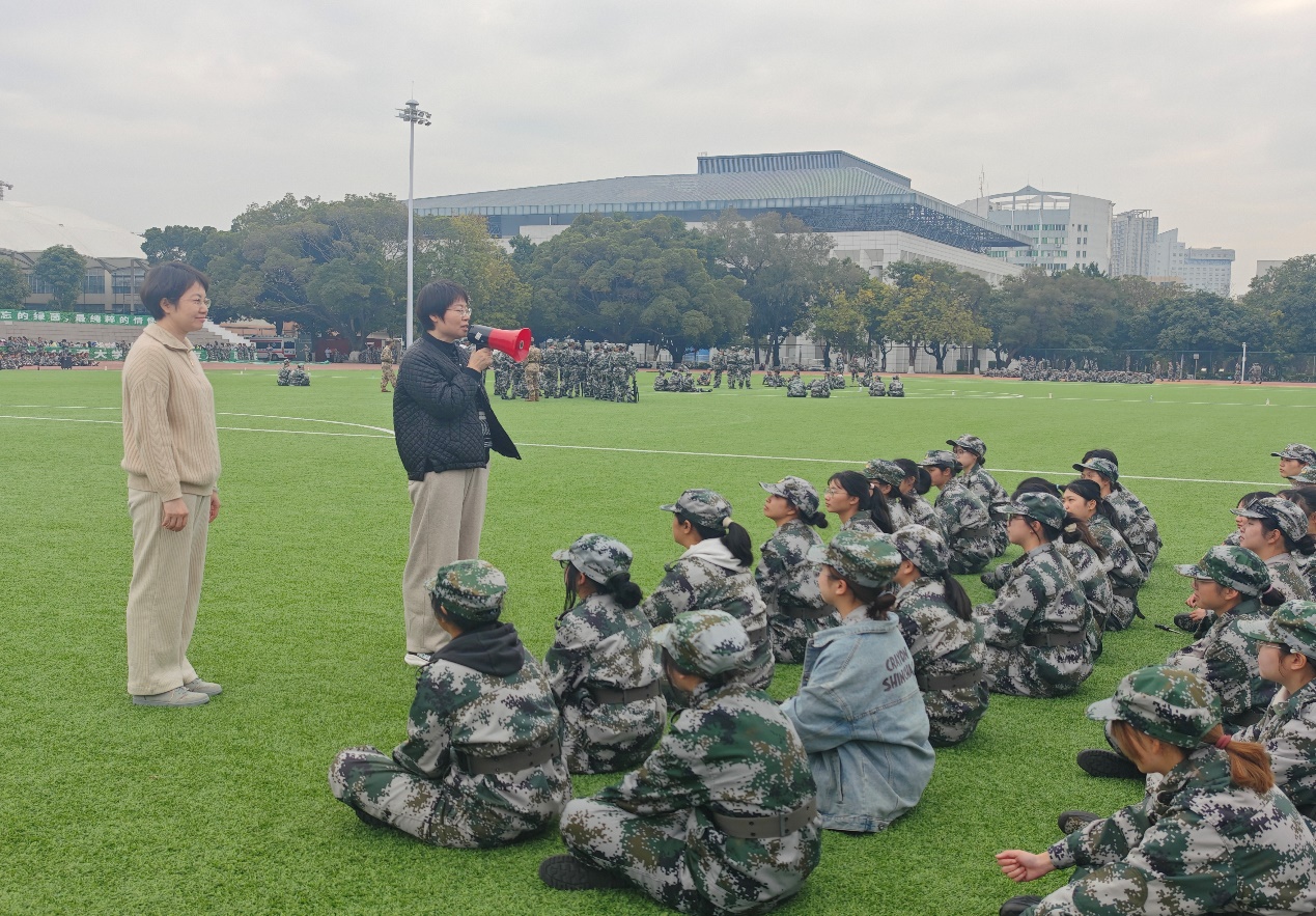 心系军训，温情满营|新葡的京官网领导老师慰问2024级军训学生