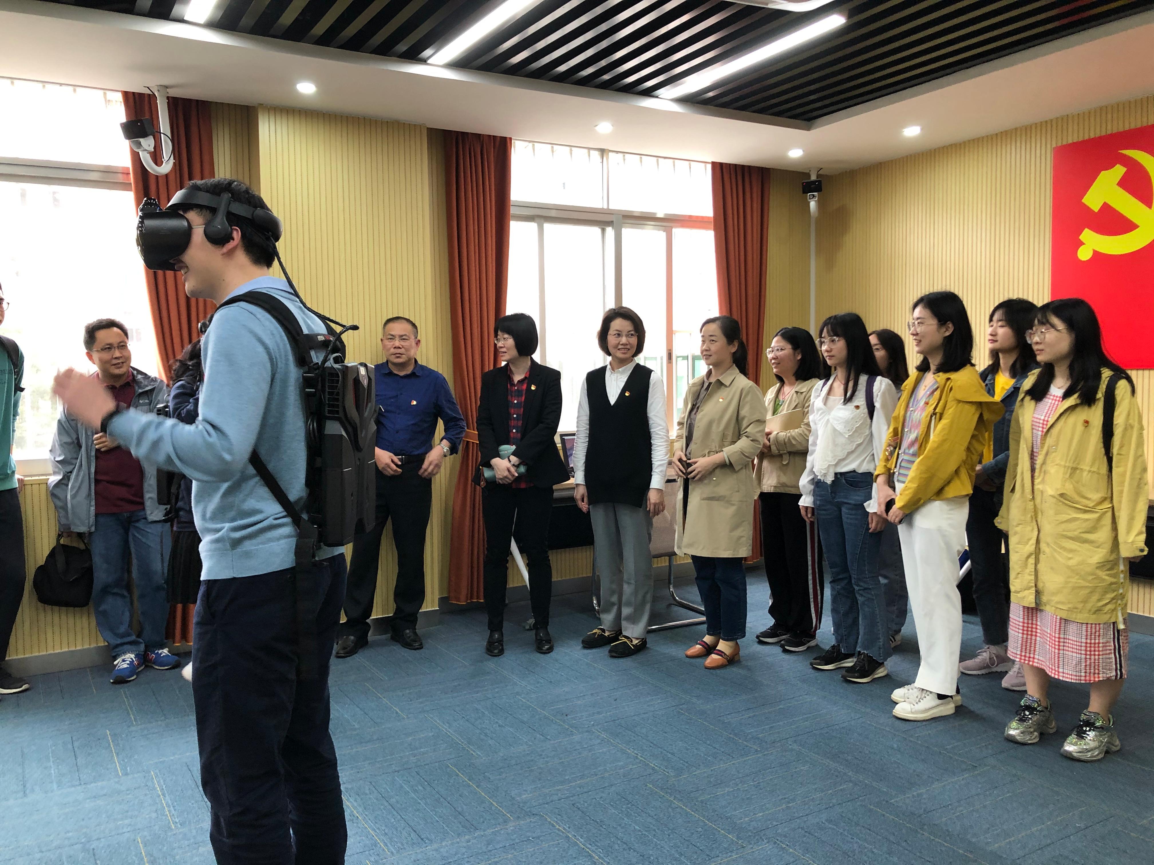 3003新葡的京集团网址党委理论学习中心组VR+党建红色教育学党史活动
