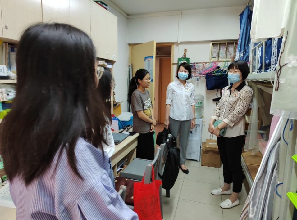 3003新葡的京集团网址领导到学生宿舍探望走访